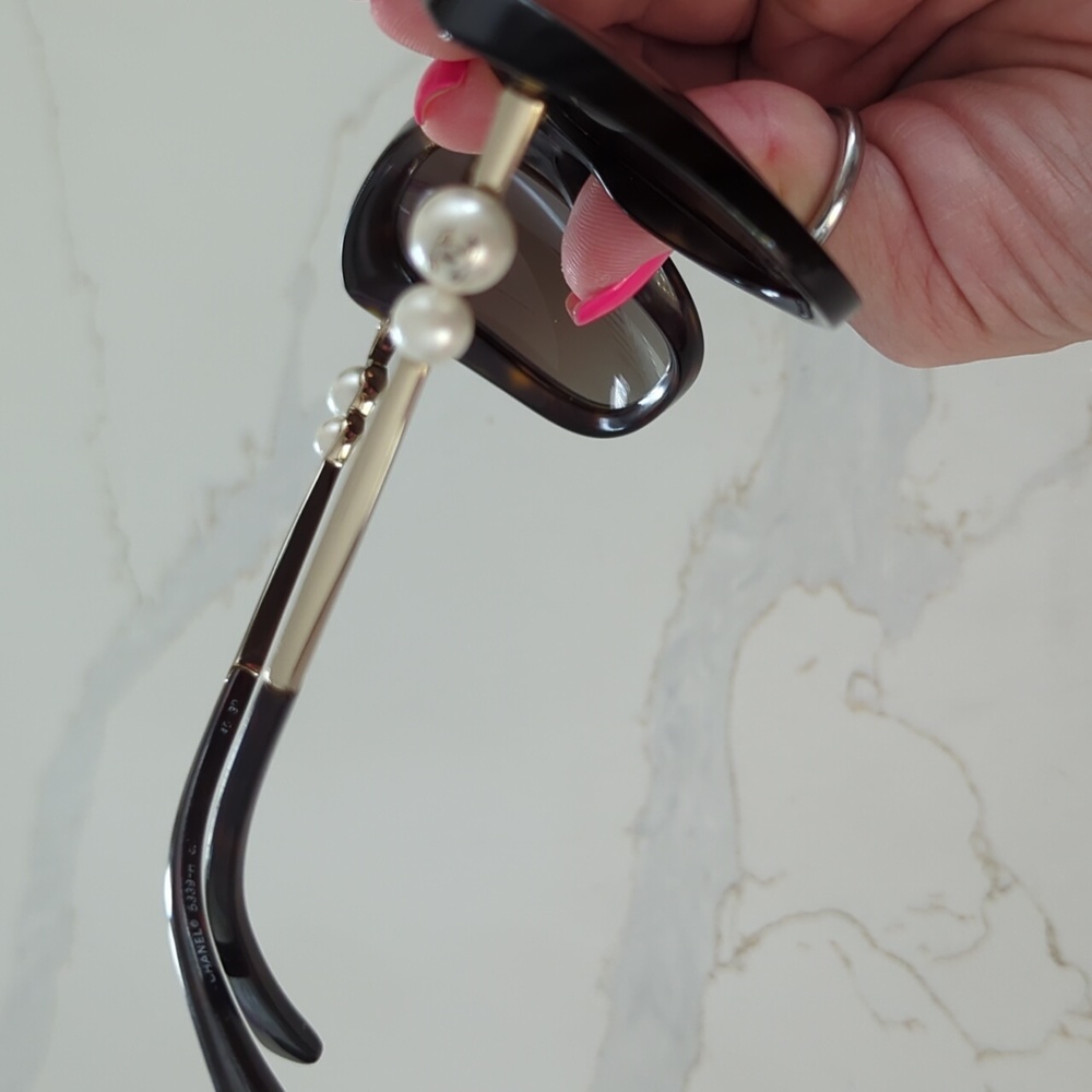 CHANEL Tortuse Pearl Polarized Sunglasses - Picture 7 of 13